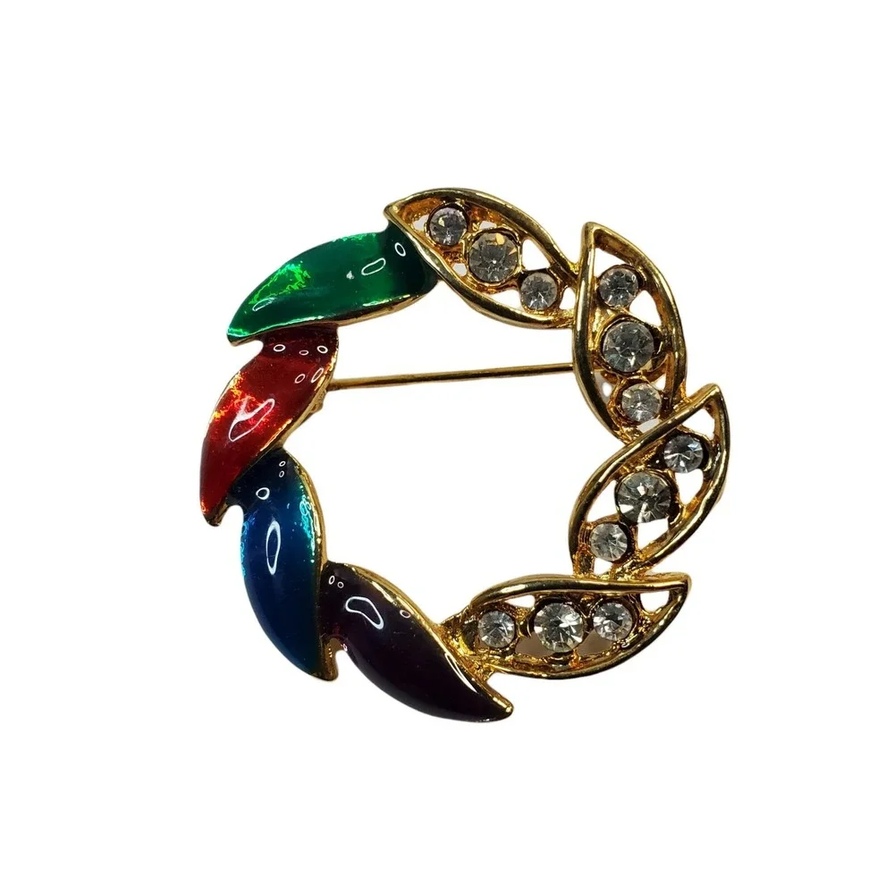 Vintage Unmarked Gold Tone Metal Enamel Clear Rhinestones Wreath Brooch Pin